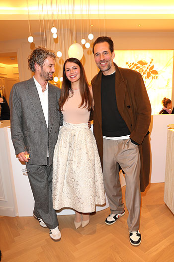 Simon Lohmeyer, Anna Pranjic, Alexander Mazza  bei der Eröffnung der ersten Ambassade Biologique Recherche München am 11.12.2024 (©Foto: Gisela Schober für Biologique Recherche PR via Getty Images) 